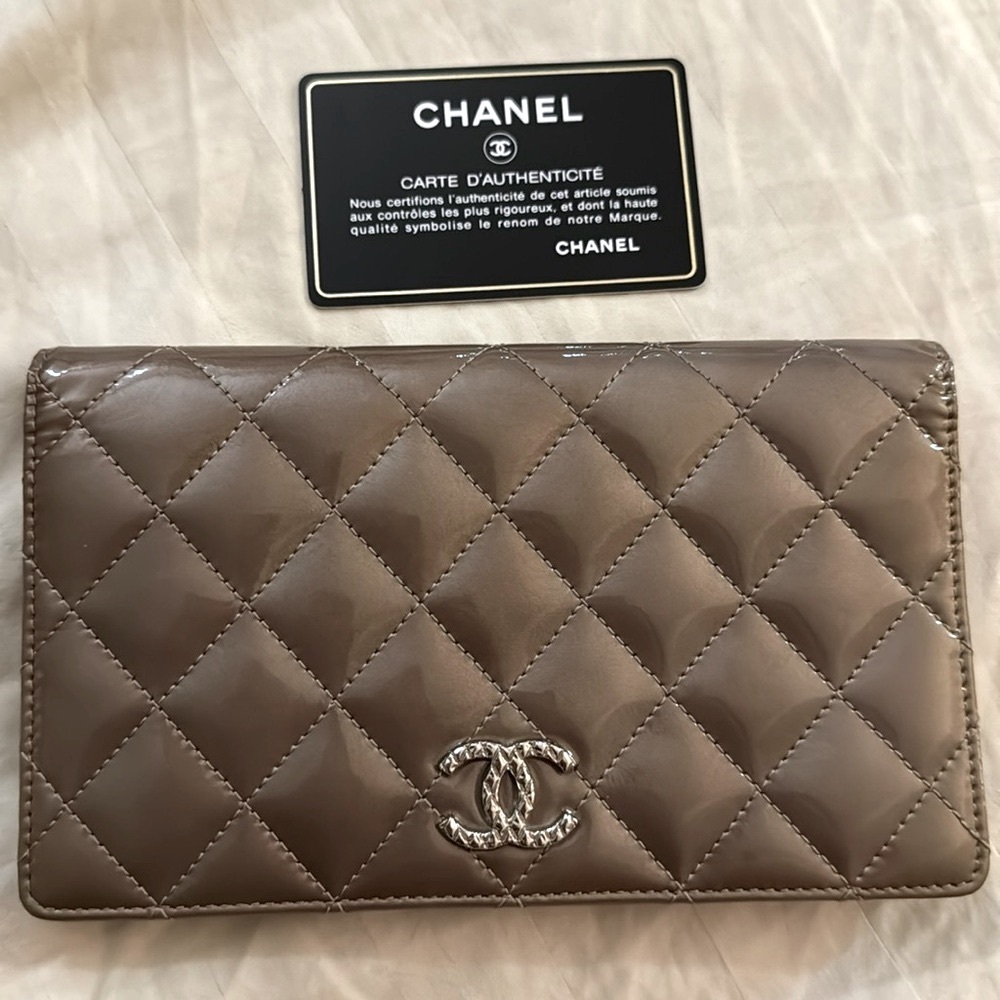 ❌SOLD❌Very Good Used Auth Chanel Patent Leather Wallet - Neutral/ Gray Color